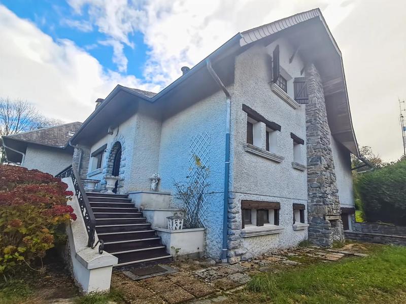 Maison - 325 m² - 11 pièces