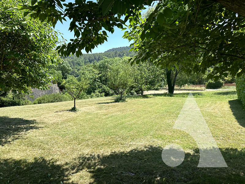 Maison - 714 m² - 7 pièces