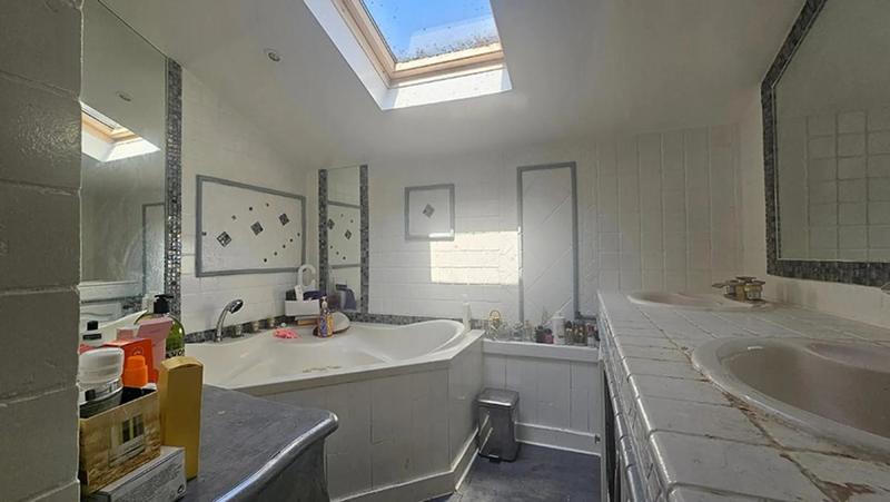 Maison - 225 m² - 7 pièces