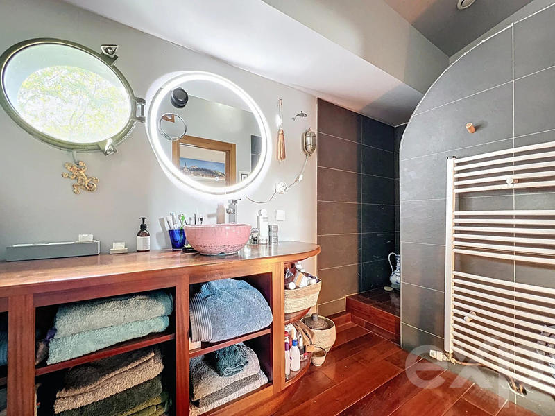 Maison - 200 m² - 8 pièces