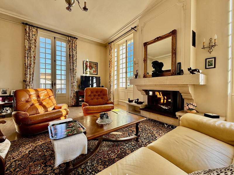 Maison - 360 m² - 10 pièces