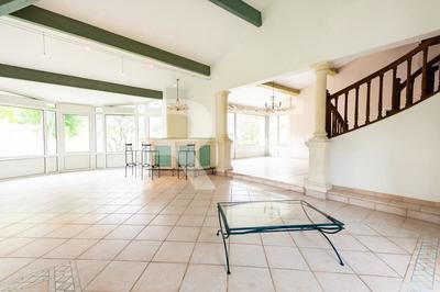 Propriété - 318 m² - 6 pièces