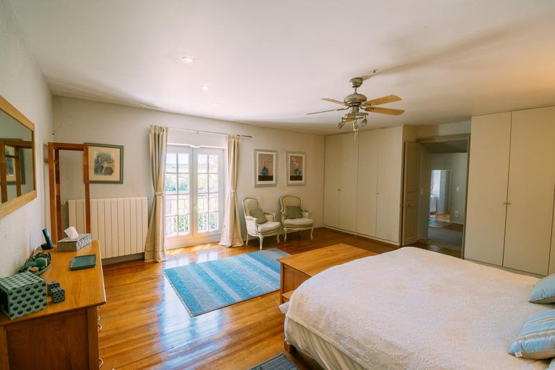 Maison - 370 m² - 9 pièces