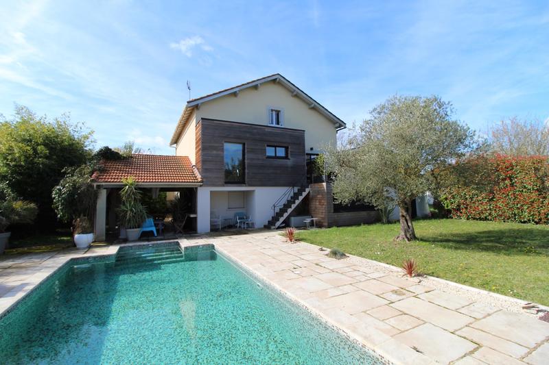 Villa - 216 m² - 9 pièces