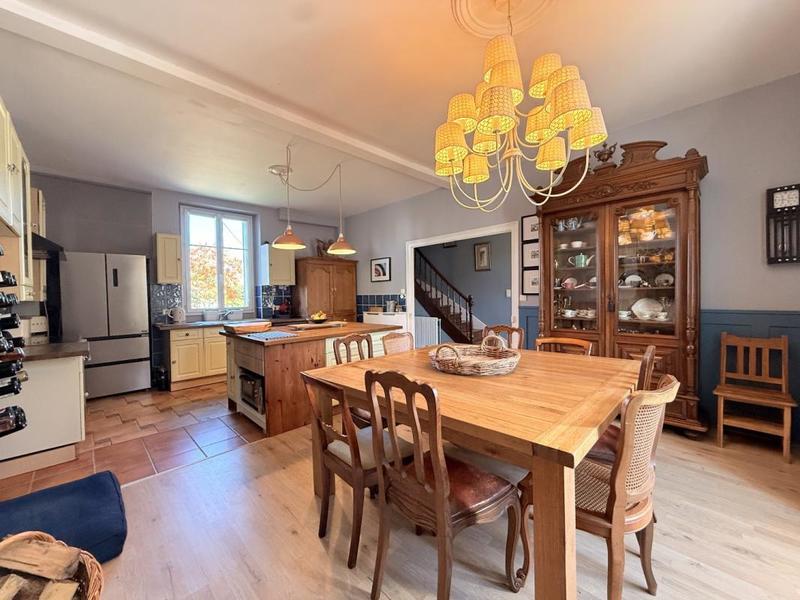 Maison - 240 m² - 19 pièces