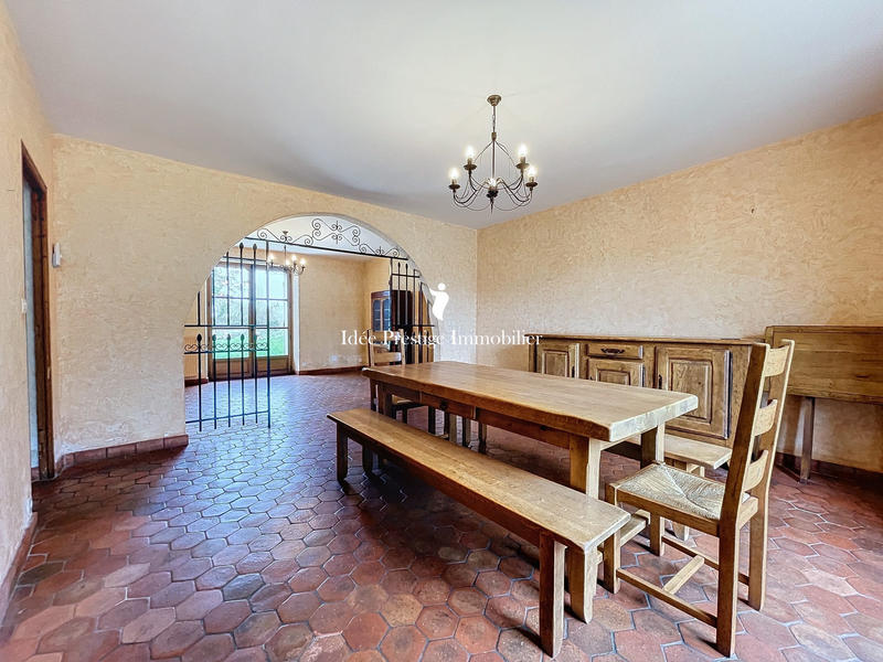 Maison - 241 m² - 8 pièces