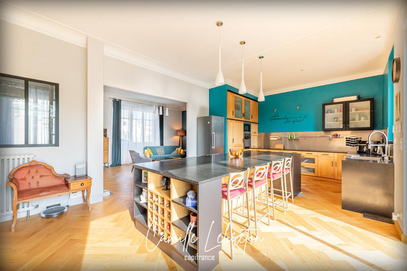 Maison - 220 m² - 8 pièces