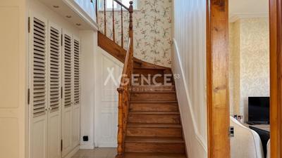 Maison - 245 m² - 9 pièces