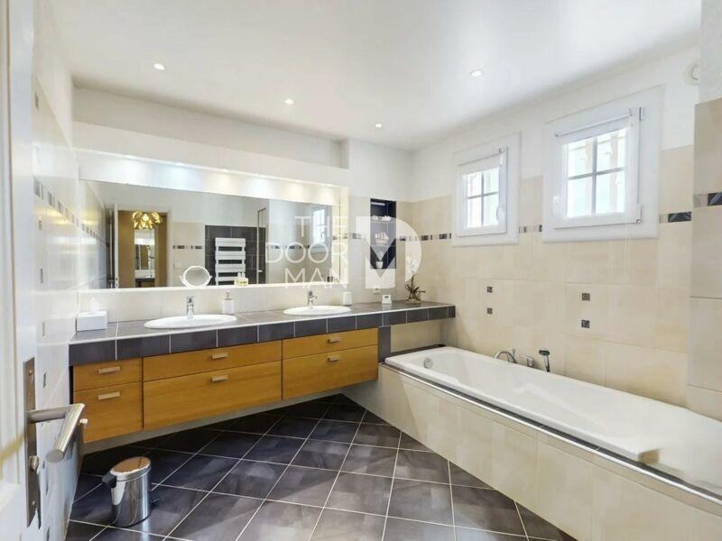 Propriété - 160 m² - 6 pièces