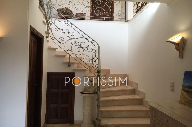 Maison - 240 m² - 5 pièces