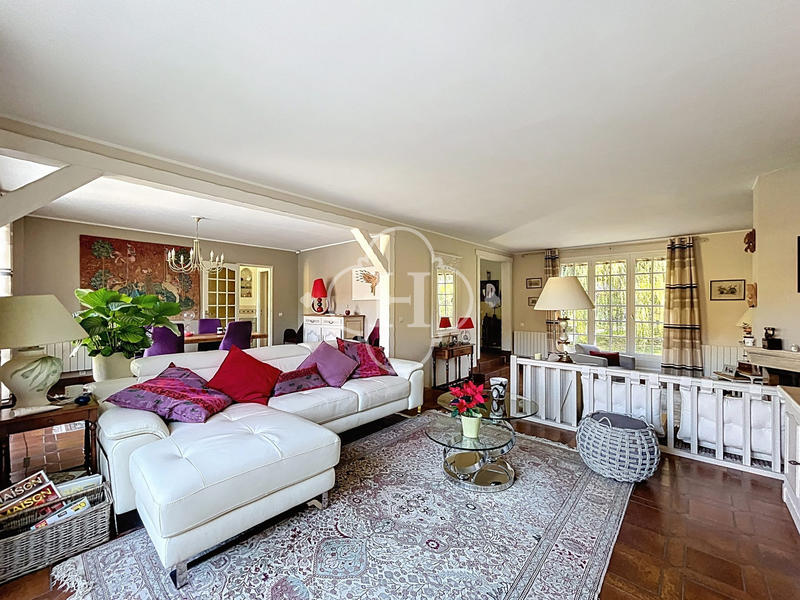 Maison traditionnelle - 185 m² - 8 pièces