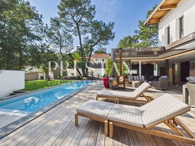 Maison - 265 m² - 9 pièces