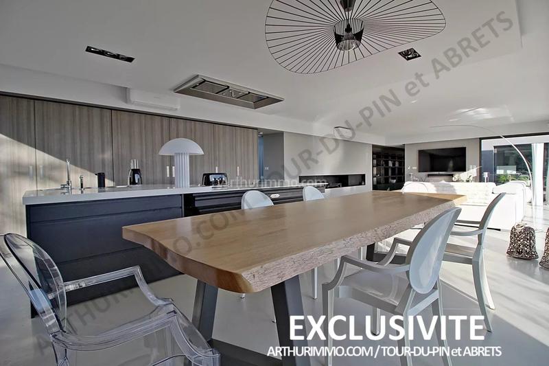 Maison - 222 m² - 6 pièces