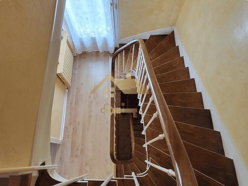 Maison - 260 m² - 7 pièces