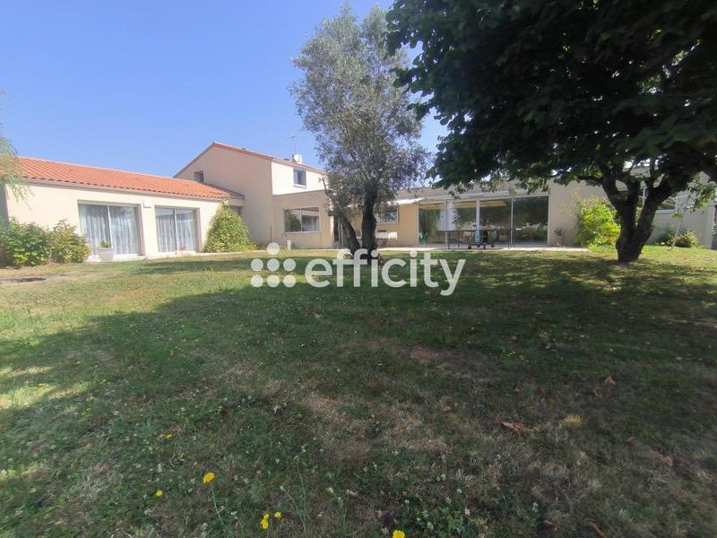 Maison - 211 m² - 6 pièces