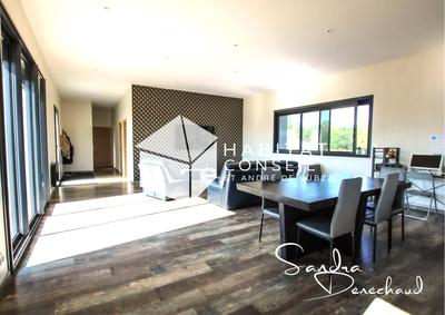 Maison - 240 m² - 7 pièces