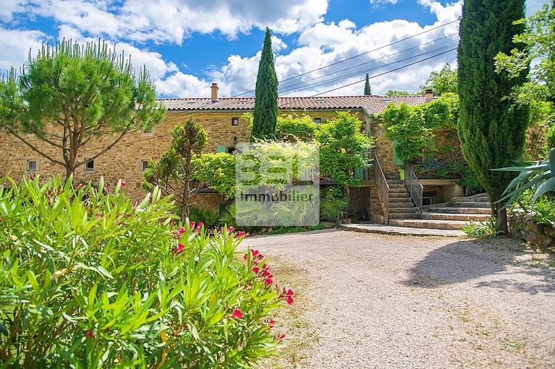 Mas - 571 m² - 24 pièces