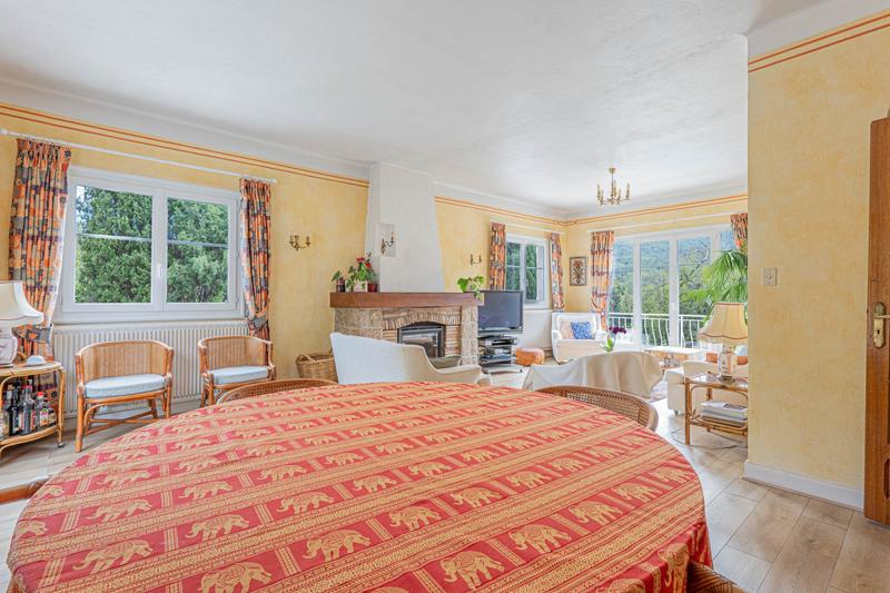 Maison - 241 m² - 8 pièces