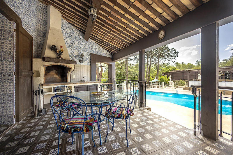 Villa - 371 m² - 8 pièces