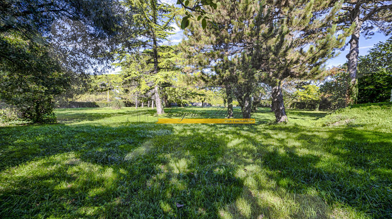 Maison - 293 m² - 13 pièces