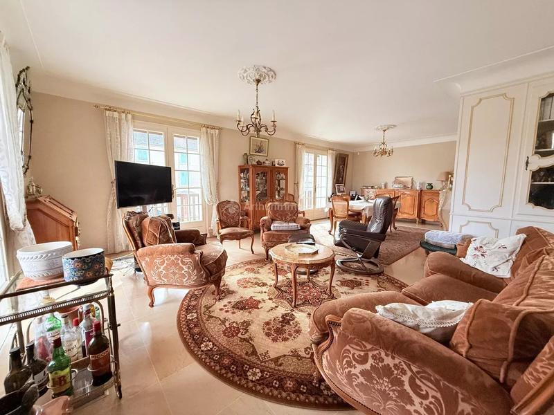 Maison - 218 m² - 9 pièces