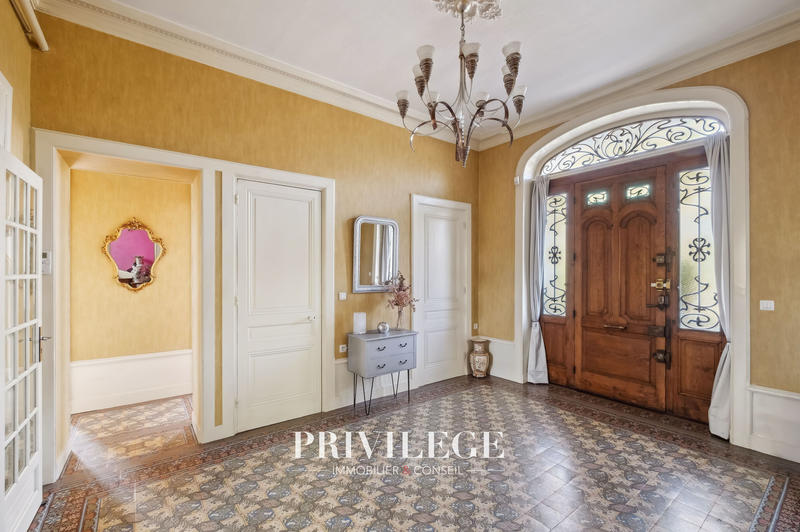 Maison - 250 m² - 8 pièces