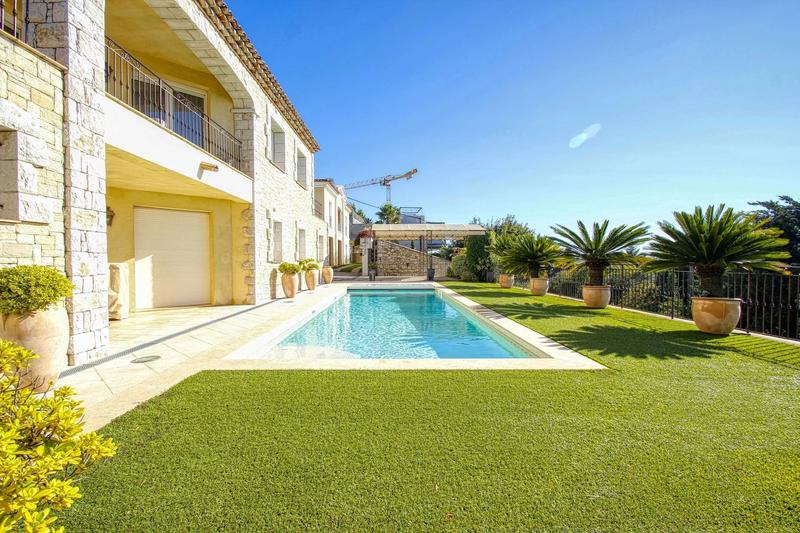 Maison - 450 m² - 8 pièces