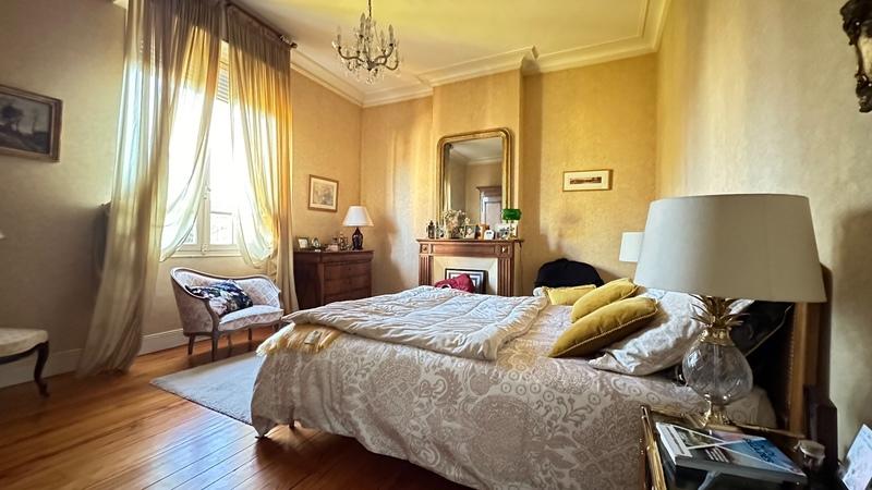 Maison bourgeoise - 200 m² - 9 pièces