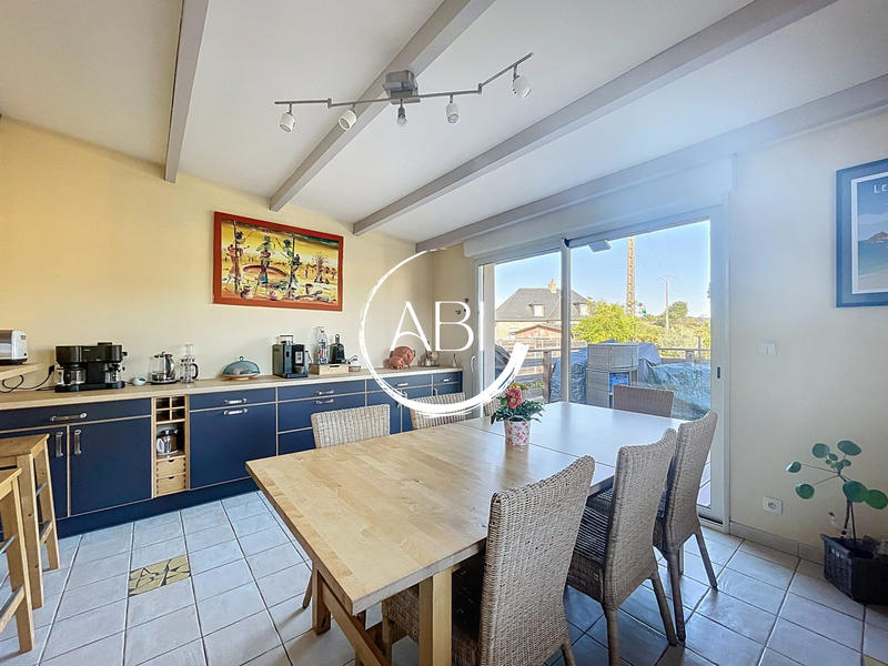 Maison - 201 m² - 9 pièces