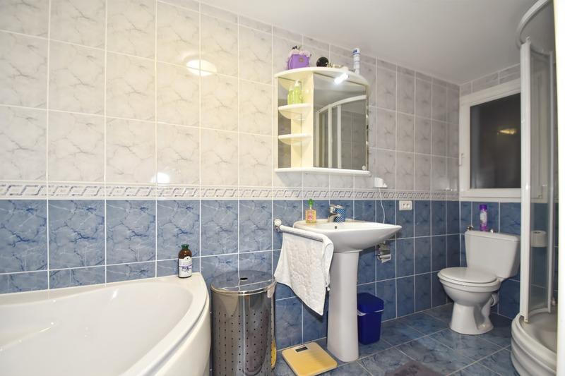 Villa - 227 m² - 10 pièces