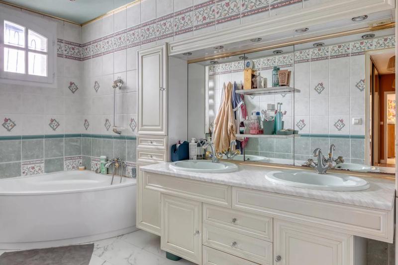 Propriété - 318 m² - 7 pièces