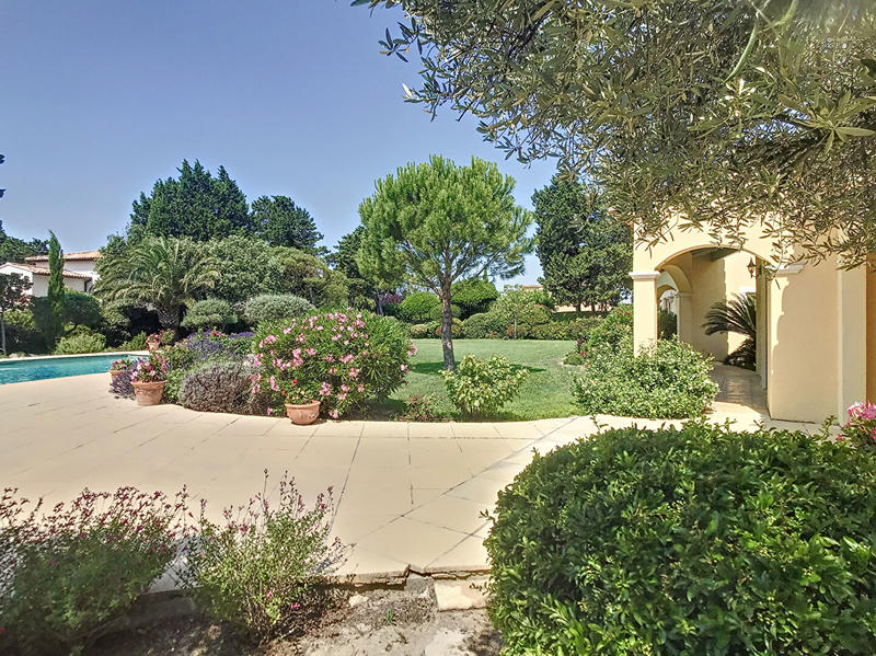 Maison - 241 m² - 9 pièces