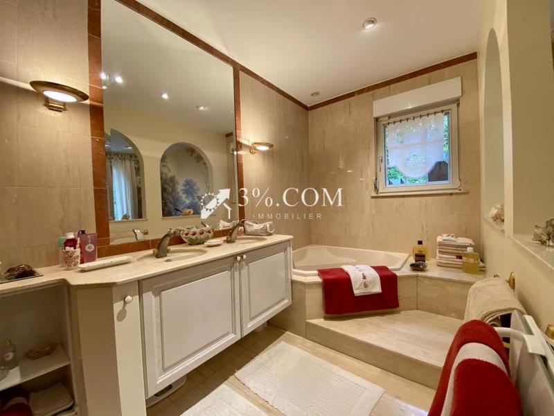 Propriété - 233 m² - 9 pièces