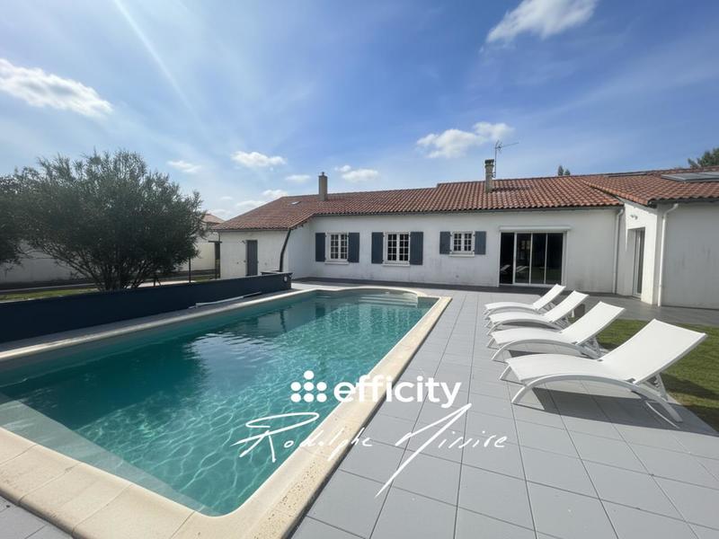 Maison - 220 m² - 8 pièces