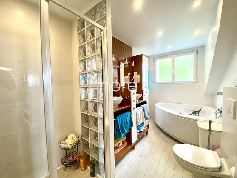 Maison - 200 m² - 8 pièces