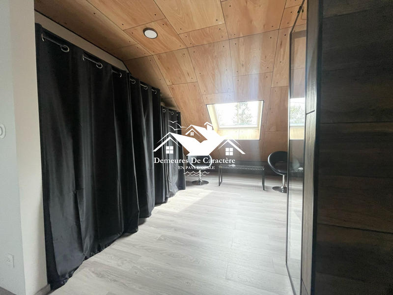 Maison - 250 m² - 8 pièces