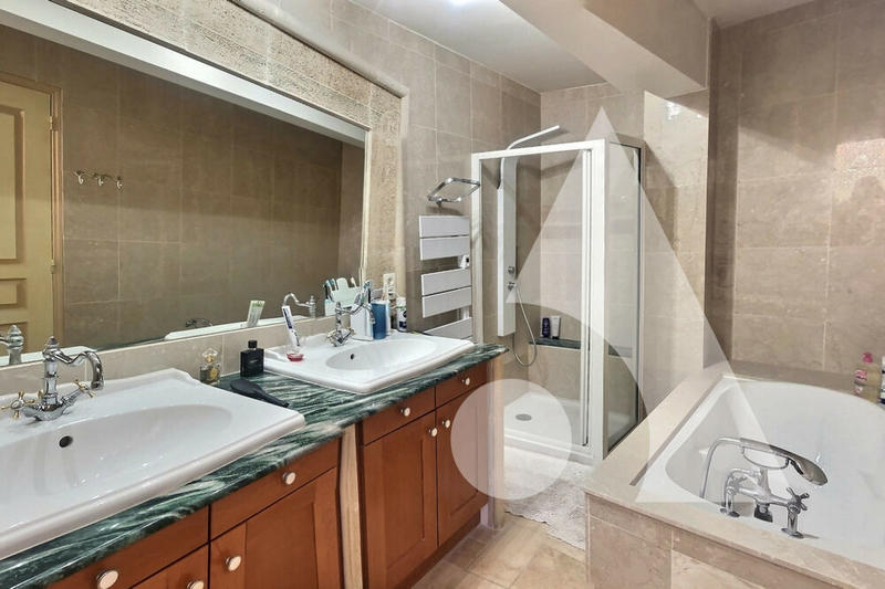 Maison - 275 m² - 6 pièces