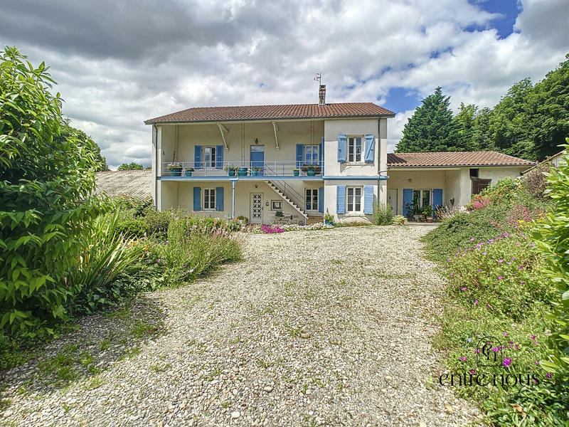 Maison - 254 m² - 9 pièces