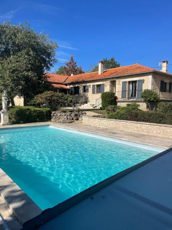 Propriété - 350 m² - 9 pièces