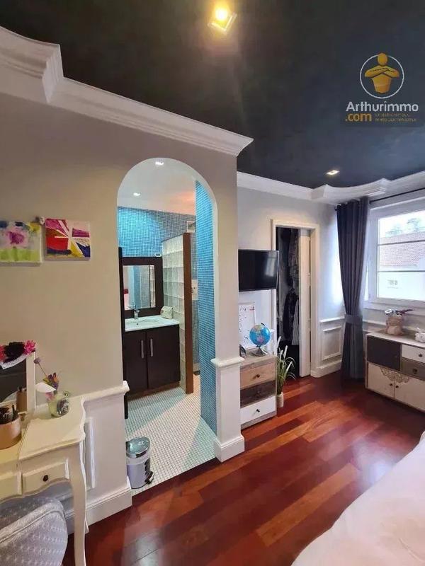 Maison - 230 m² - 7 pièces