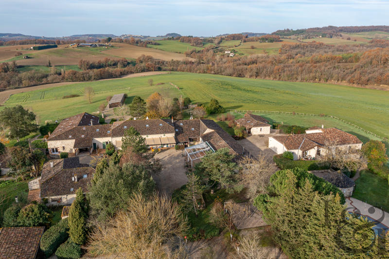 Maison - 1 600 m² - 40 pièces