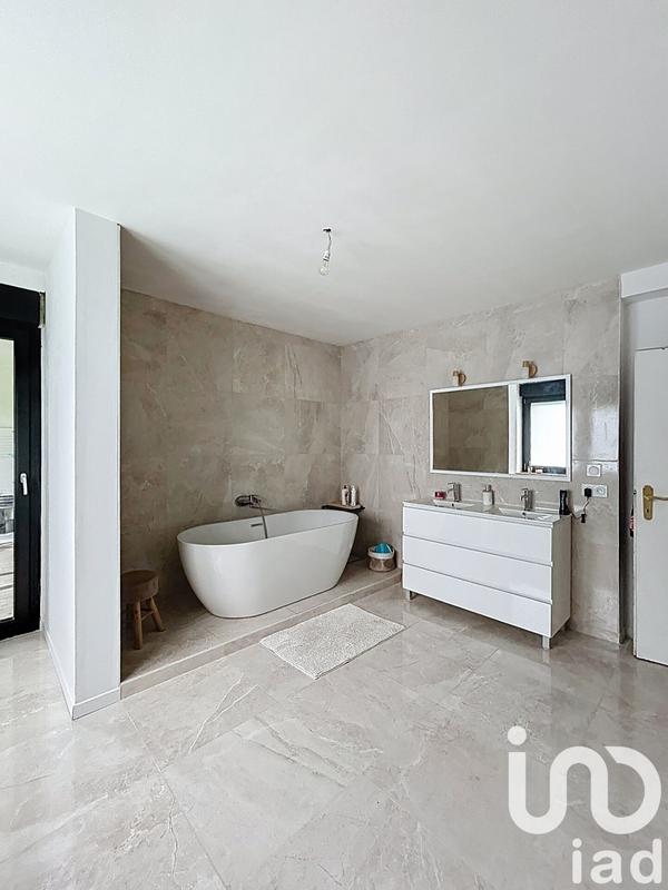 Maison - 202 m² - 9 pièces