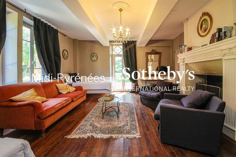 Maison - 1 000 m² - 20 pièces