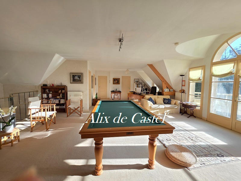 Maison - 275 m² - 9 pièces