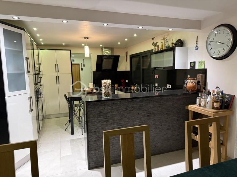 Maison - 210 m² - 9 pièces