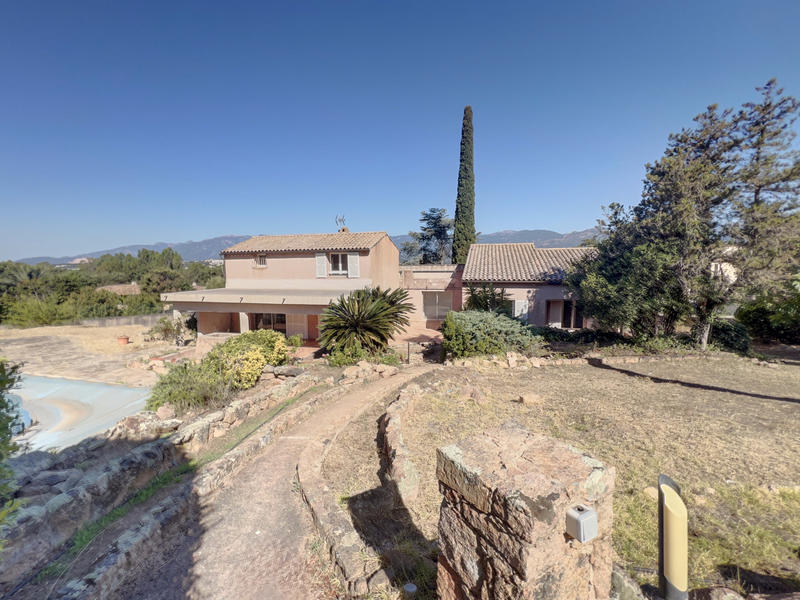 Villa - 290 m² - 6 pièces