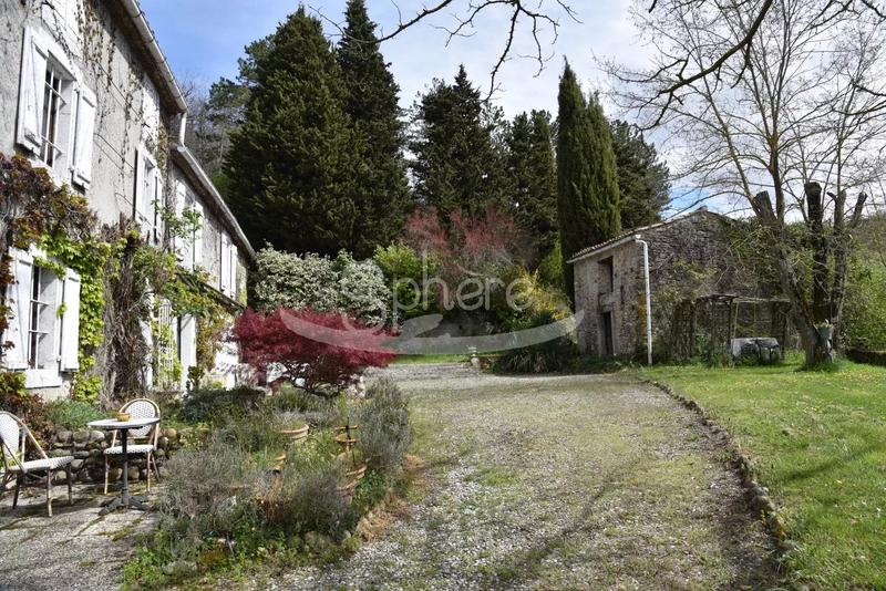 Propriété - 317 m² - 22 pièces