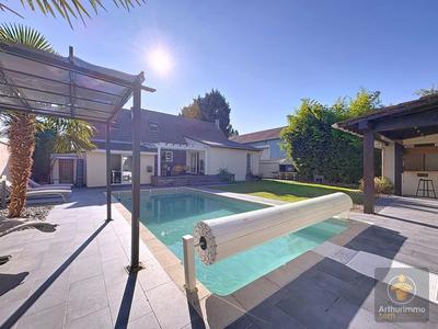 Maison - 208 m² - 6 pièces