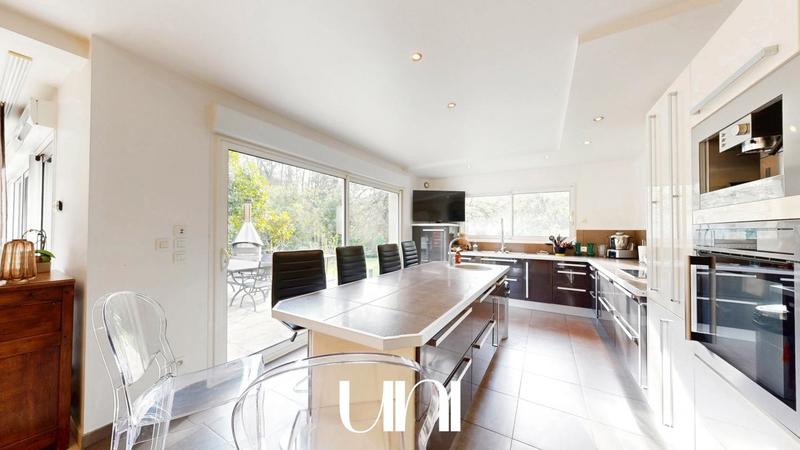 Maison - 365 m² - 12 pièces