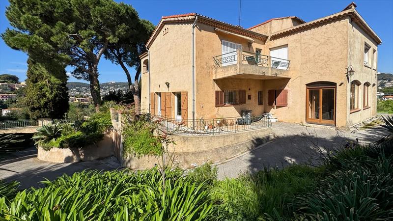 Maison - 201 m² - 7 pièces